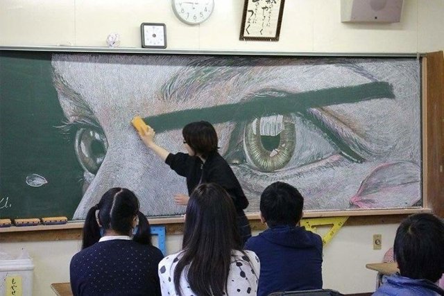 Alumnos de instituto de Hong Kong hacen obras de arte con tiza