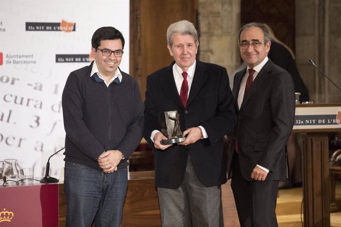 G.Pisarello y P.Tixis entregan el premio Atlántida a Jordi Herralde