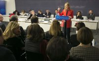 Cifuentes critica que la comisión de corrupción sea la más larga de España y la tilda de "teatrillo inquisidor"