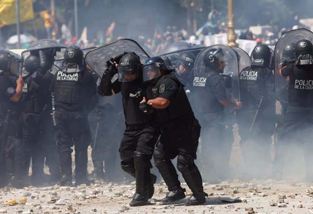 La Policía de Argentina durante las protestas contra el sistema de reformas.
