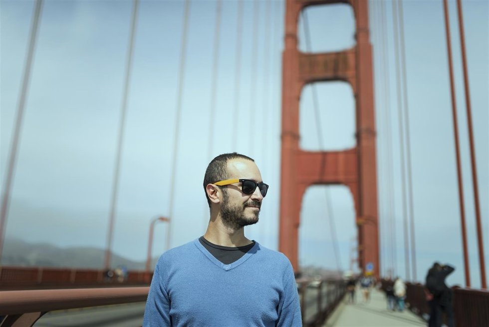 USA, San Francisco, tourist on Golden Gate Bridge