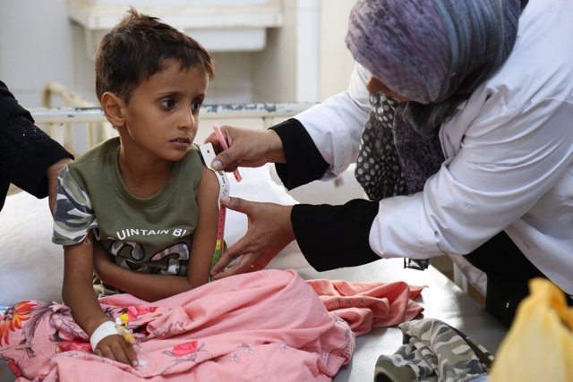 Un niño yemení atendido en un hospital por personal de UNICEF