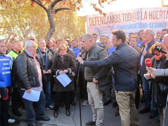 Lucas Jiménez a las puertas Delegación manifestación regantes     