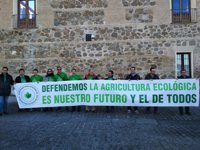 Agricultores ecológicos registran un escrito para pedir a la Junta que revierta los recortes