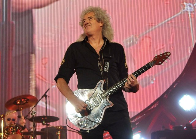 Brian May, de Queen, tocando en un concierto en Londres