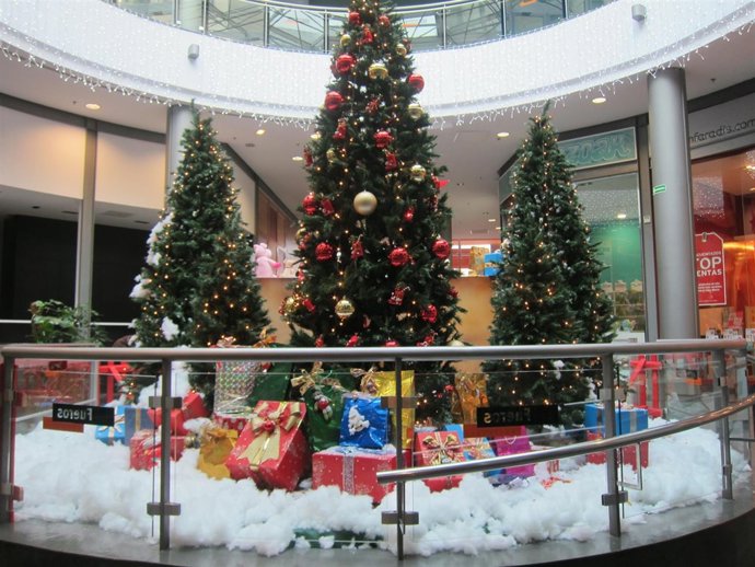   Centro Comercial En Navidad                          