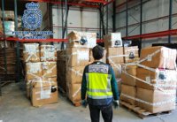 La Policía Nacional requisa más de 18.000 máscaras falsas de 'Star Wars' en un almacén de Fuenlabrada