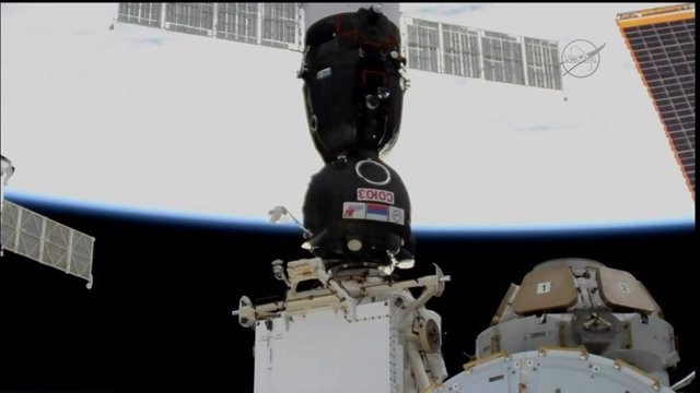 Nave Soyuz atracada a la ISS con la llegada de nuevos tripulantes