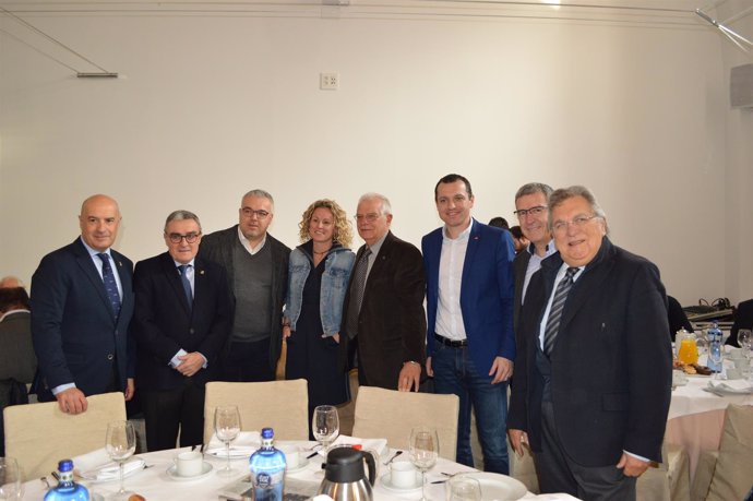 Àngel Ros, Josep Borrell y Òscar Ordeig (PSC) con empresarios de Lleida