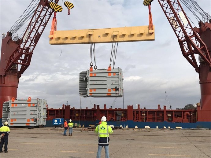 Embarque de transformador en el Puerto de Sevilla.