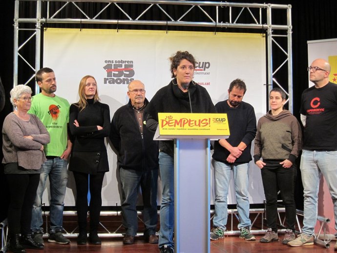 N.Gibert (CUP) i representants de candidatures municipalistes