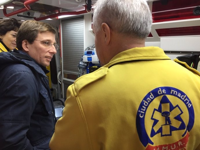 Martínez-Almeida durante su visita a la base del Samur