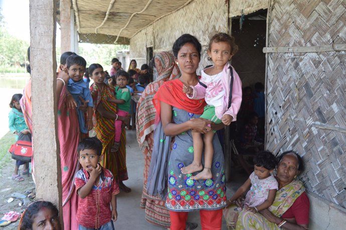 Un grupo de mujeres con niños en India
