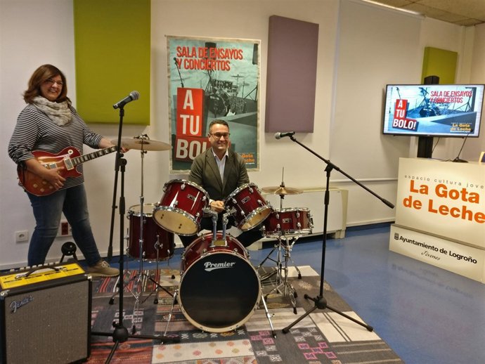 Merino toca la bateria con Baños al bajo en presentación 'A tu bolo'