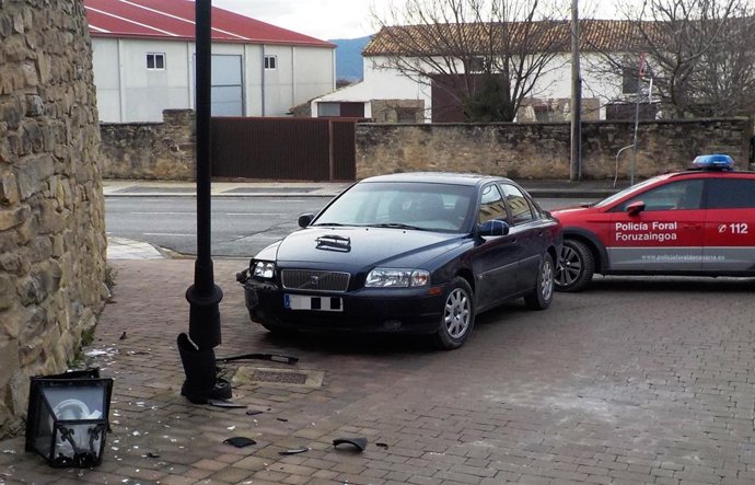 Vehículo que chocó contra una farola en Aibar.