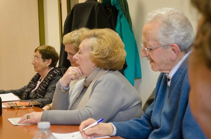 Personas mayores, reunión de jubilados, charlas de jubilados, lectura