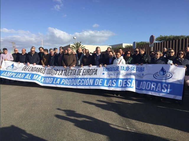 Concentración regantes Círculo por el Agua desaladora Torrevieja