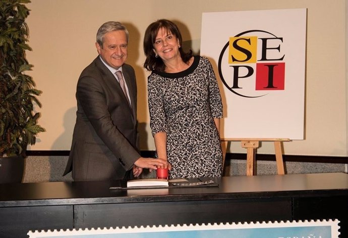 La presidenta de SEPI, Pilar Platero, y el presidente de Correos