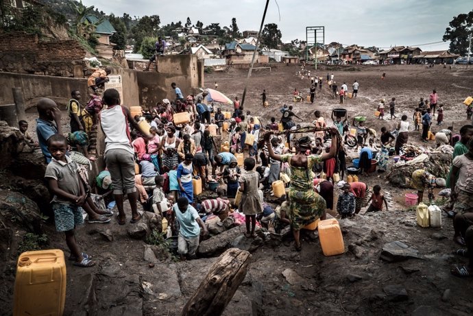 Personas recogiendo agua en Bukavu, en Kivu Sur