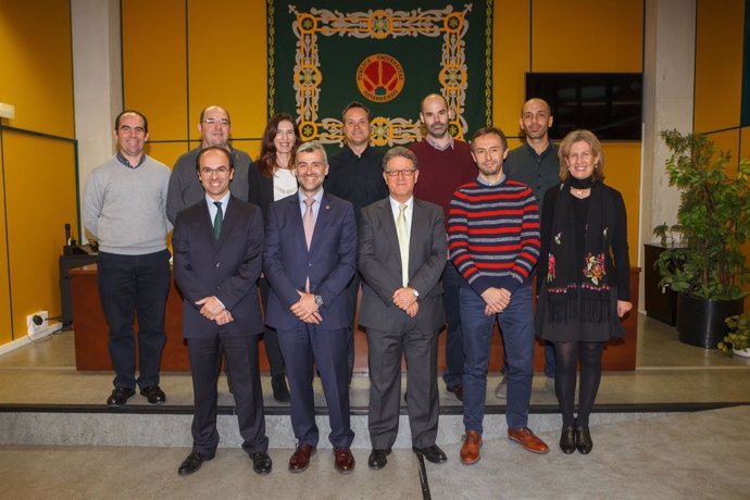 Los docentes premiados, con el rector Carlosena y el vicerrector Manuel Rapún.