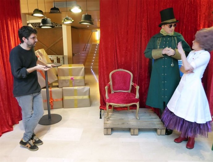 El dramaturg Marc Artigau amb dos dels personatges de 'La Fàbrica de desitjos'