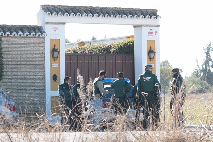 Agentes a las puertas del chalé.