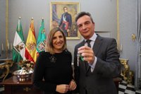 Irene García y el rector de la UCA firman la cesión del edificio Valcárcel por parte de la Diputación de Cádiz