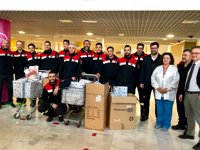 Los Bomberos de Palma reparten regalos a los niños ingresados en Son Espases