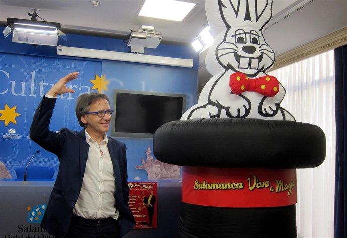   Salamanca: Juan Mayoral Presenta El Festival De Magia                      