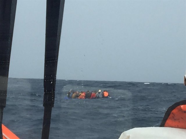 Una de las pateras avisatadas en Alborán