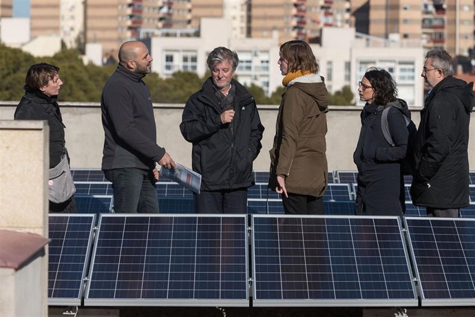 El alcalde delante de placas fotovoltaicas