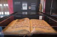 El Salón Tanto Monta exhibe por primera vez los cantorales que conserva la Catedral de Huesca