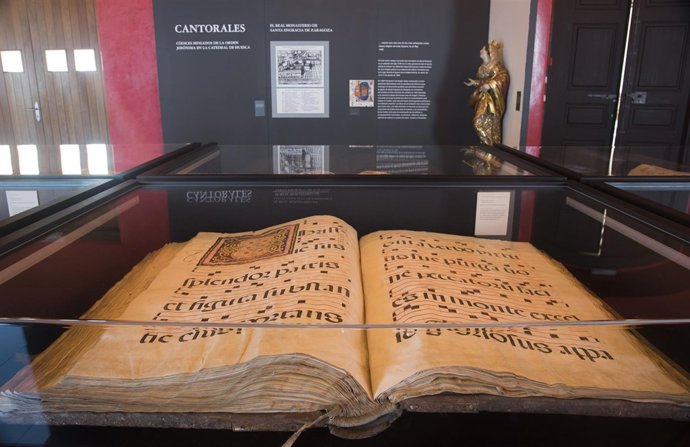 Uno de los cantorales que se exhiben en el salón Tanto Monta 