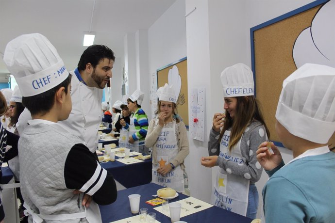 El chef Xanty Elías, en un centro onubense. 