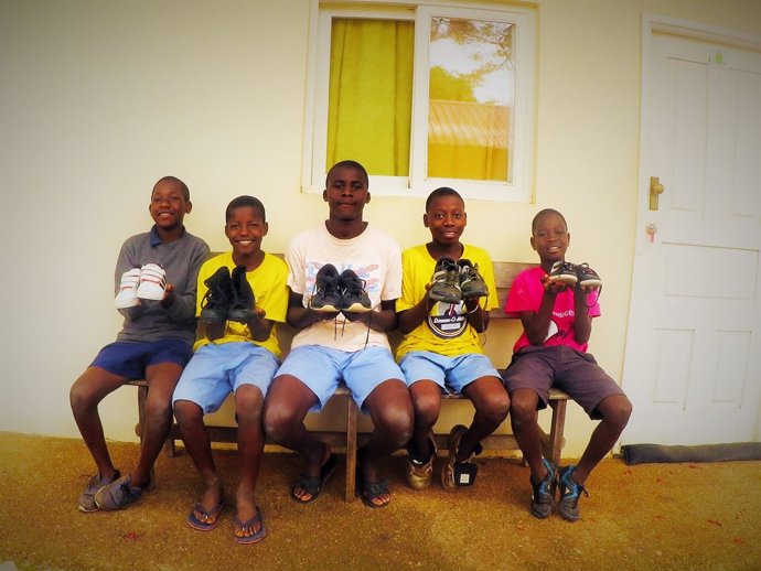 Niños de Mozambique con zapatillas recicladas en España