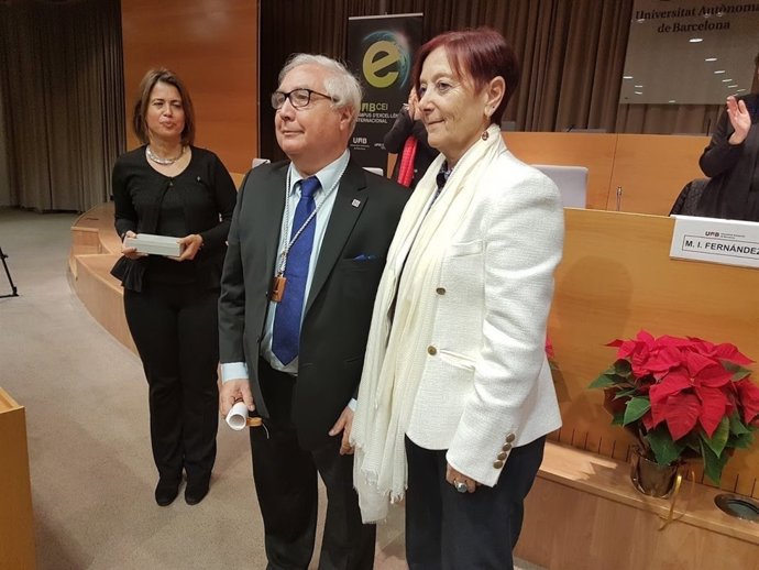 El sociólogo Manuel Castells y la rectora de la UAB, Margarita Arboix 