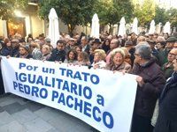 Unas 300 personas se concentran ante el Ayuntamiento de Jerez (Cádiz) para pedir "un trato igualitario" a Pedro Pacheco