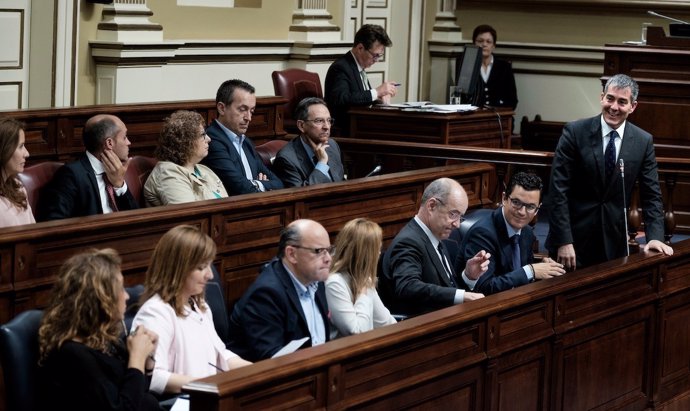 Fernando Clavijo, junto a sus consejeros, en el Pleno del Parlamento de Canarias