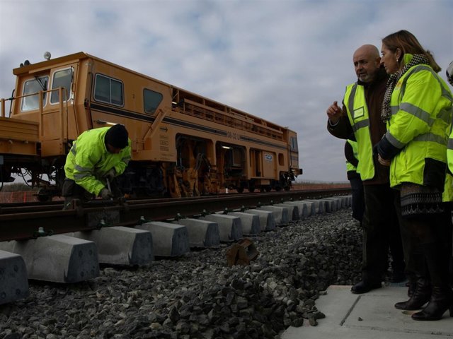 Trabajos de electrificación en 2013 del tramo que une Medina con Salamanca
