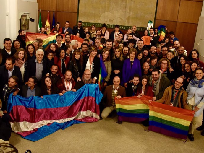 Susana Díaz, junto diputados y colectivos LGTBI