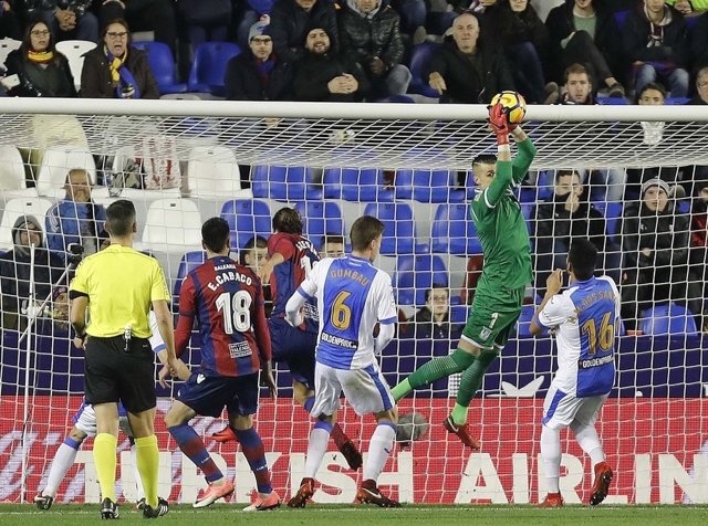 Cuéllar bloca el balón en el Levante-Leganés
