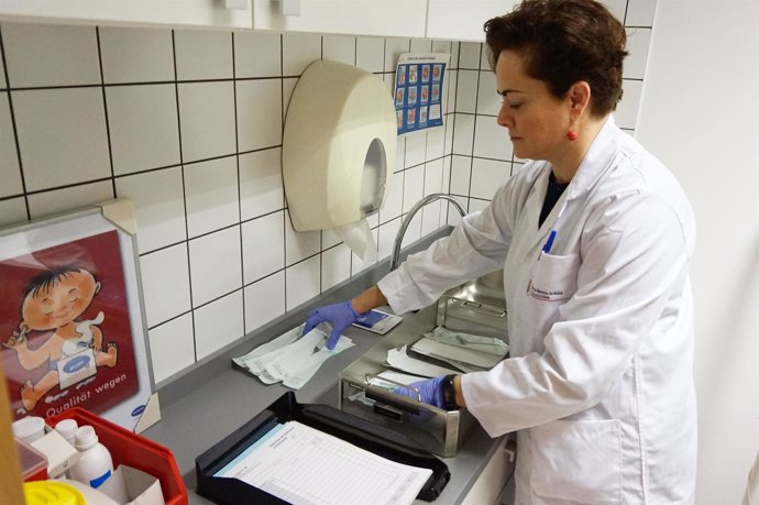 Una trabajadora de Salud en el proceso de estirilización de material sanitario. 