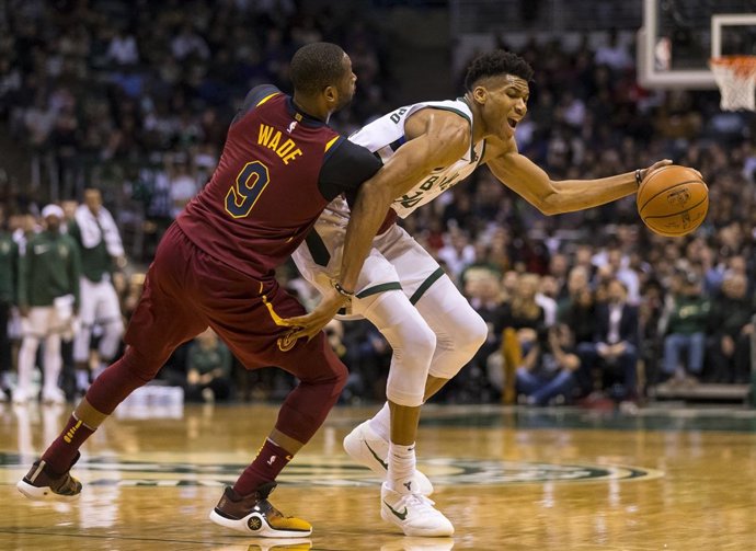 Wade y Antetokounmpo en el Cleveland Cavaliers - Milwaukee Bucks