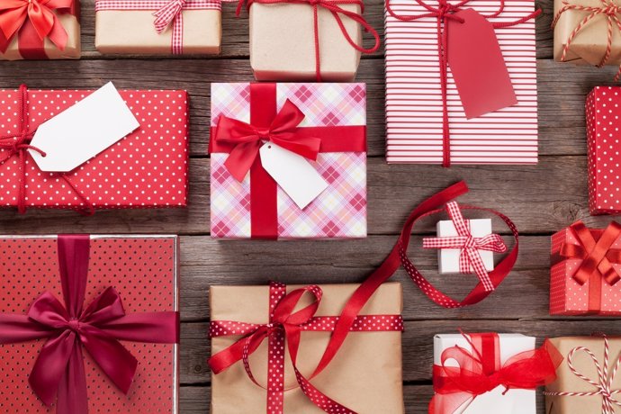 La compra de regalos caros relacionada con la presión social.