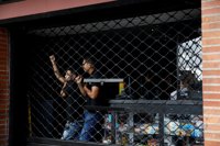 Ciudadanos venezolanos venden de puerta en puerta productos básicos en Colombia para subsistir