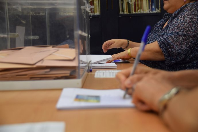 Col.legi electoral, urnes, votació, eleccions generals, mesa electoral