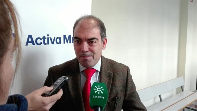 El presidente de ATA, Lorenzo Amor, atiende a los periodistas