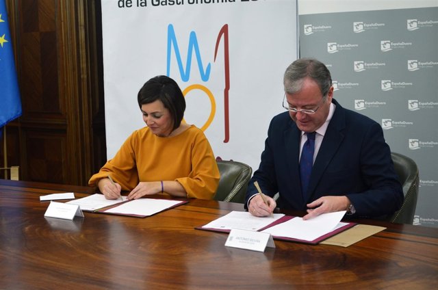 Silván y Margarita Serna, en la firma del convenio. 