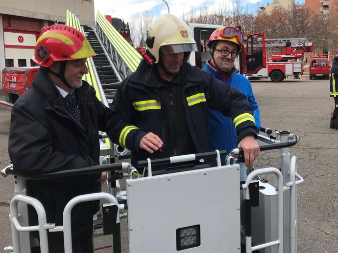 El alcalde Santisteve en un coche escala de Bomberos