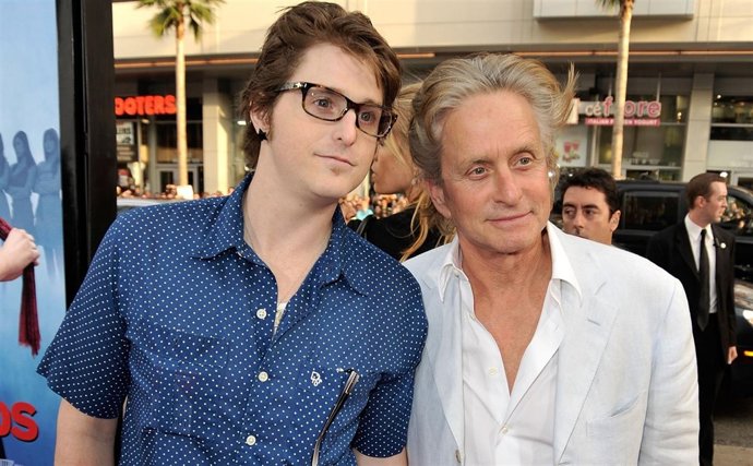 HOLLYWOOD - APRIL 27:  DJ Cameron Douglas and actor Michael Douglas arrive at th